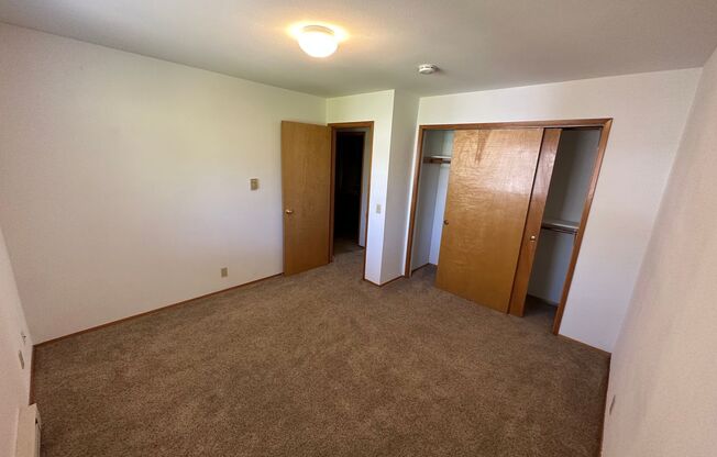 2 beds, 1 bath, $1,600, Unit 201