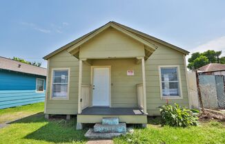 Cute 2 Bed / 1 bath home in Baytown! Move in ready!