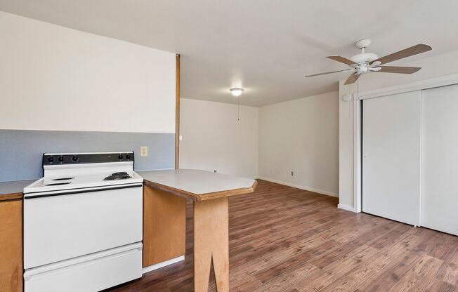 Studio, 1 bath, 400 sqft, $1,225, Unit B16