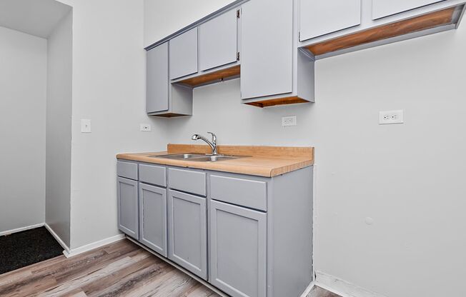 2 beds, 1 bath, 1,000 sqft, $1,553.75, Unit 4244 1/2 - 2E