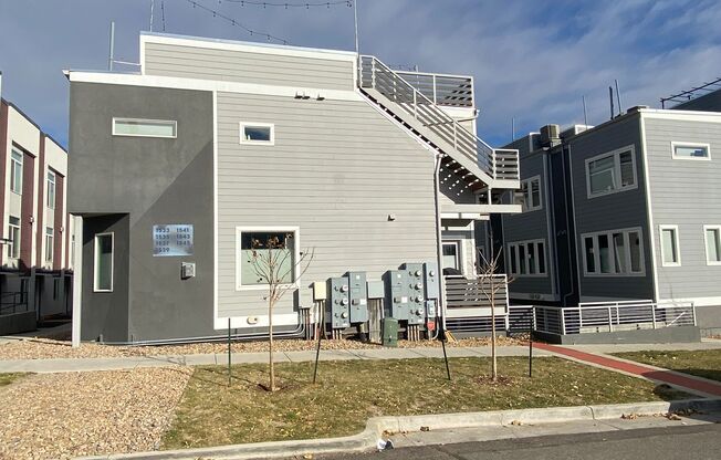 Modern 2 bedroom Townhome with huge Rooftop deck!!!