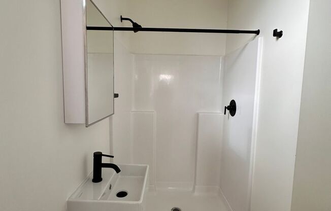 1 bed, 1 bath, 165 sqft, $1,095, Unit B404