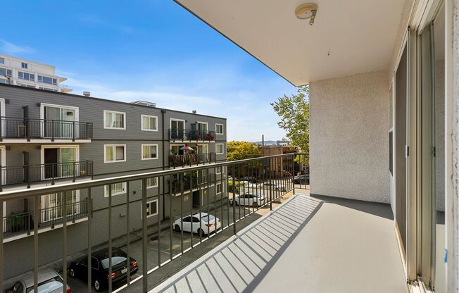 2 beds, 1 bath, 986 sqft, $2,700, Unit 301