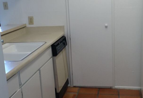 1 bed, 1 bath, 714 sqft, $840, Unit *635