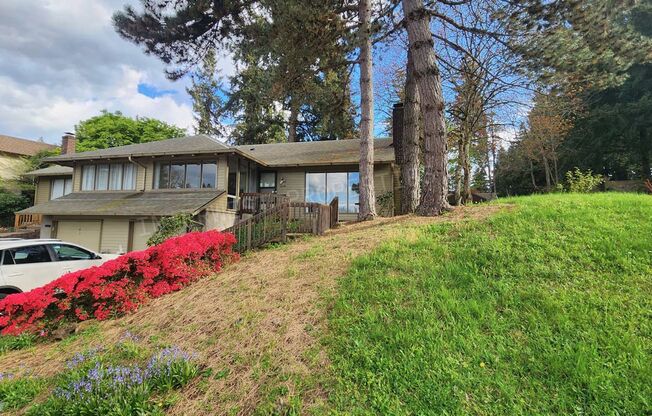 *1/2 OFF 1ST MONTH'S RENT PROMO* 3 BR Townhome- Wonderful Privacy Deck in Beaverton with 1 Car Garage & A/C!
