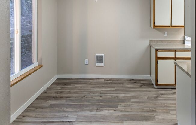 South Salem Apartment Complex With Washer/Dryer Hookups! ~ Silverwood