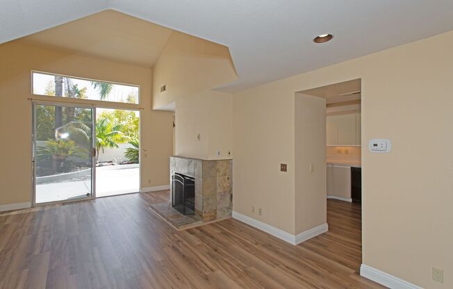 Gorgeous Townhome in Laguna Del Mar Community!