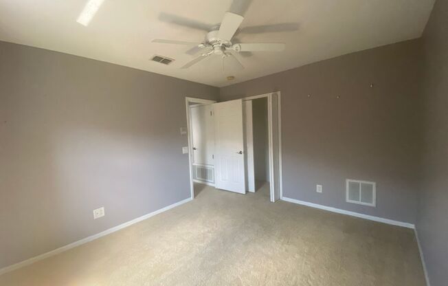 5 BEDROOM HOUSE WITH PRIVATE POOL AND LAKE FRONT!