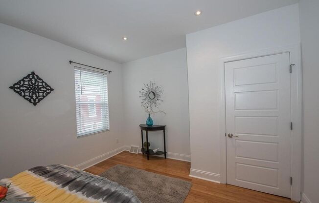 Gorgeous 2-Bedroom Townhouse in Point Breeze! Available mid-June!