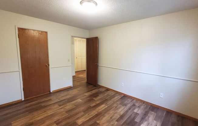 2 beds, 1 bath, $1,300, Unit 301