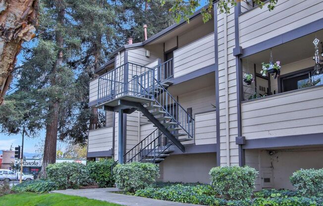 Great central SJ location near Highways 87 and 280