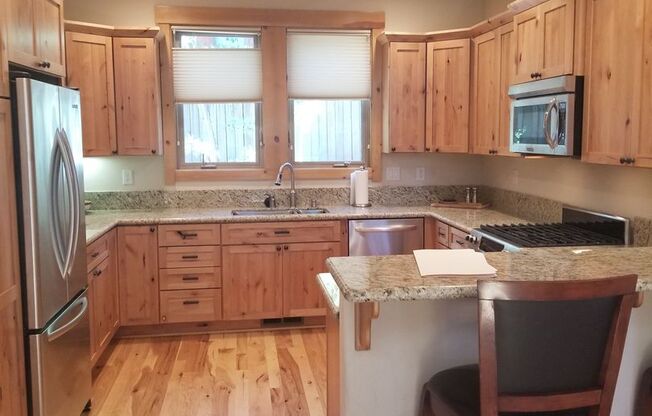 Amazing corporate housing! 3 bed 3 bath fully furnished house in central Truckee! Available forfor long term starting August 2024!