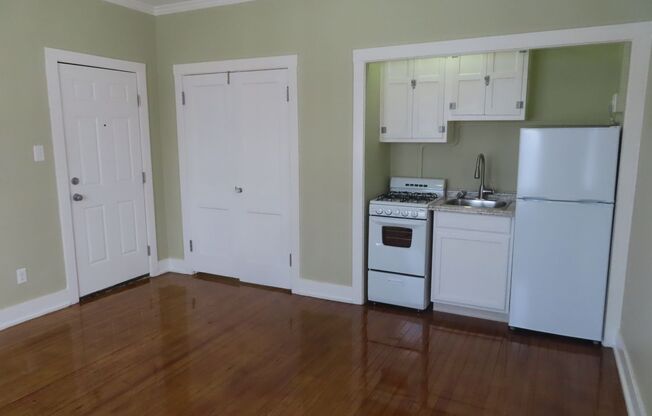 Studio, 1 bath, 400 sqft, $695, Unit #9