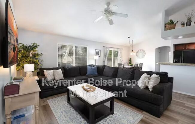 879 N TRAQUAIR PL