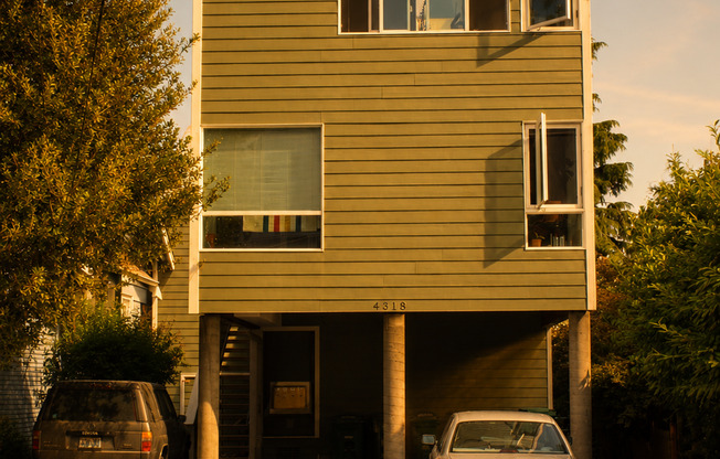 Evanston Apartments - Located on the north side of Fremont