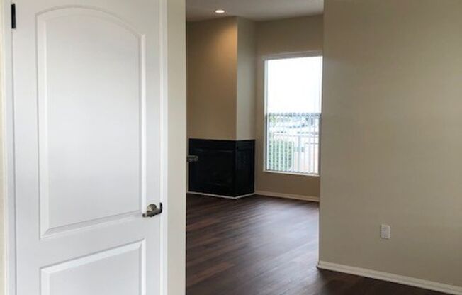 Mid Town Ventura Upstairs 2+2 Apartment