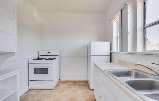 1026 W 22 ST