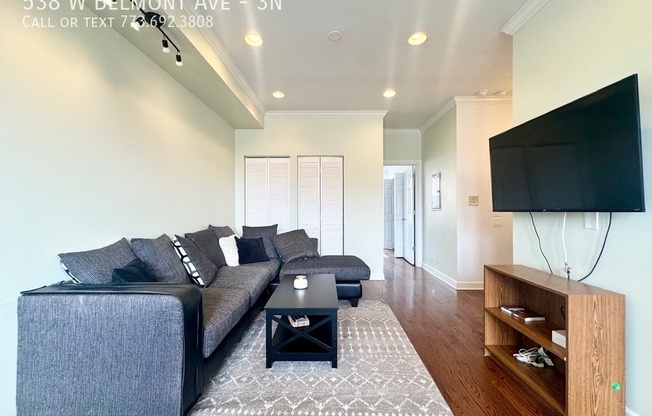 538 W BELMONT AVE