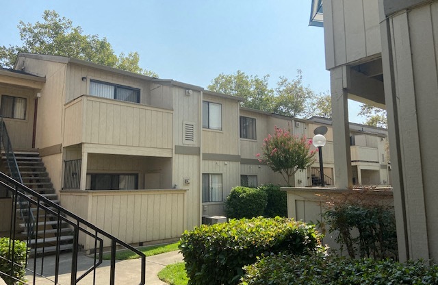 Country Glen Apartments Exterior Buildings and Courtyard