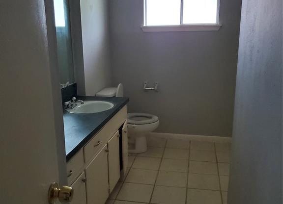 606 S KAUFMAN DR