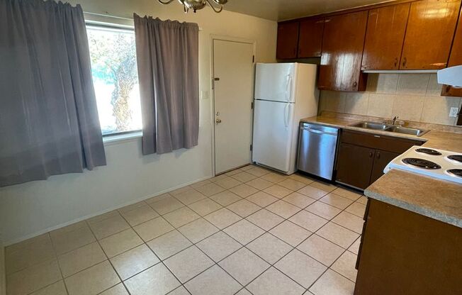 2 beds, 1 bath, 887 sqft, $900