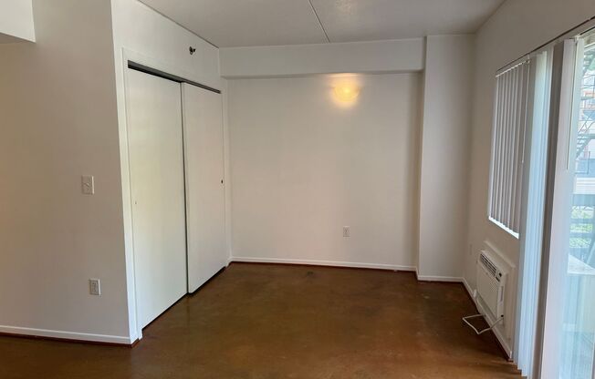 Studio, 1 bath, 400 sqft, $1,200, Unit 305