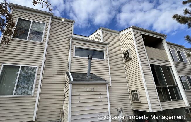 2 Bedroom 1 Bathroom Garden Level Apartment in Aurora