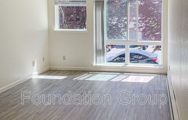 916 N 104 ST
