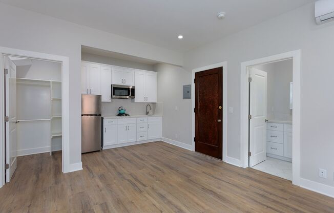 Studio, 1 bath, 295 sqft, $1,950, Unit 212