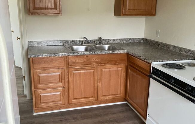 2 beds, 1 bath, $1,000, Unit B