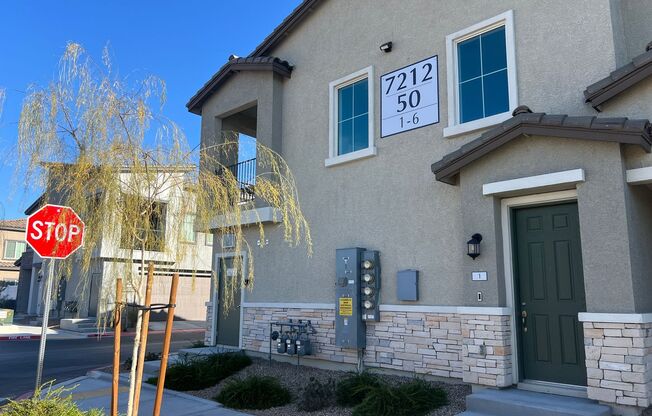 Like New Beautiful Townhome