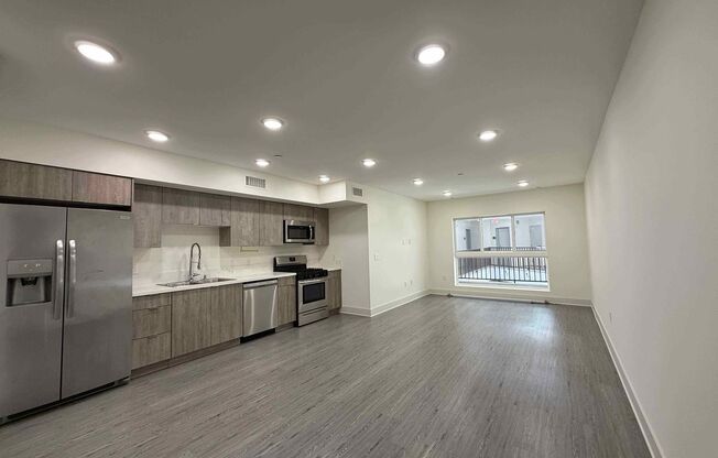 2022 W Sunset Boulevard