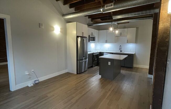 2 beds, 2 baths, 893 sqft, $2,300, Unit 123-318