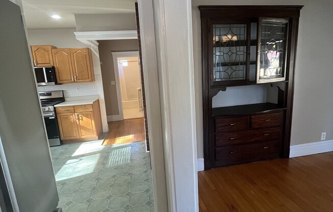 3 beds, 1 bath, 1,300 sqft, $3,200, Unit 2