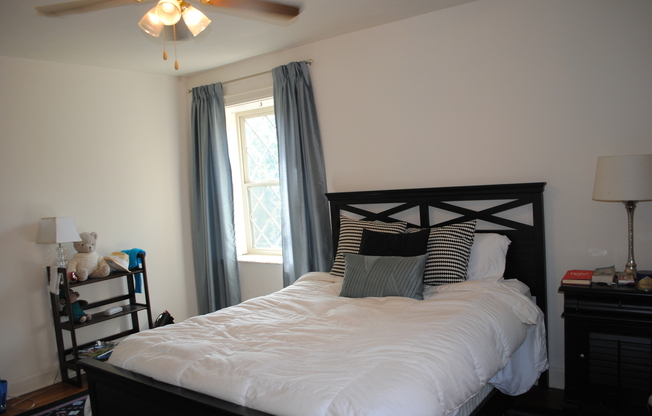 3 beds, 1 bath, 1,600 sqft, $1,995, Unit 19