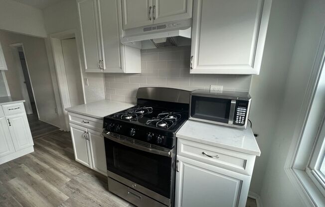 2 beds, 1 bath, 900 sqft, $1,145, Unit Apt 2