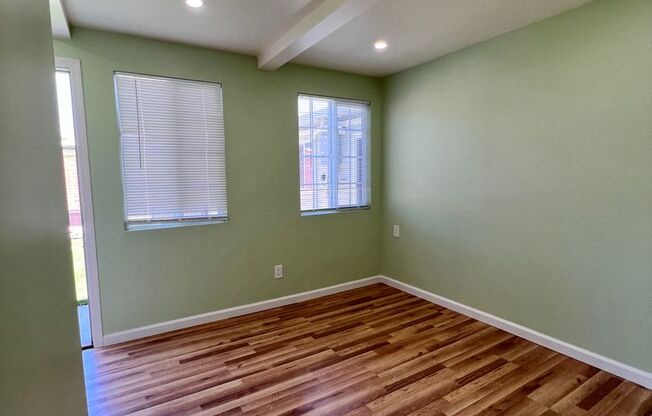 Beautifully remodled 2 bedroom cottage with shared yard & Laundry!