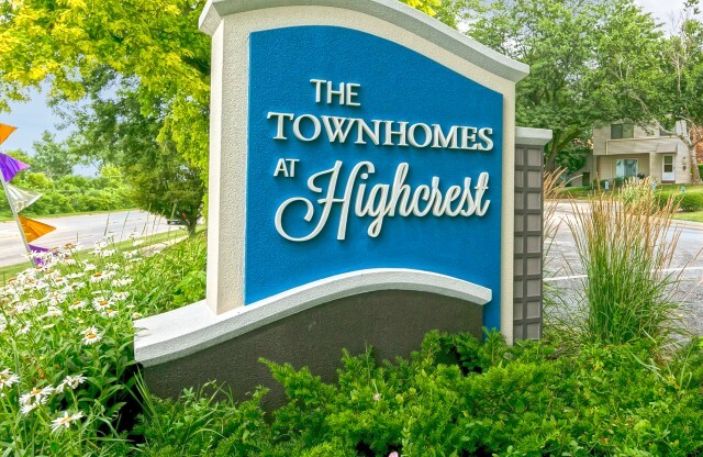 Woodridge Apartments | The Townhomes at Highcrest
