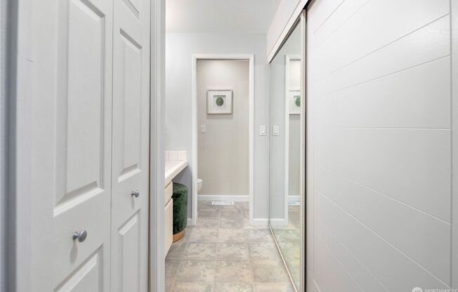 2 Bedroom Top-Floor Unit in Juanita