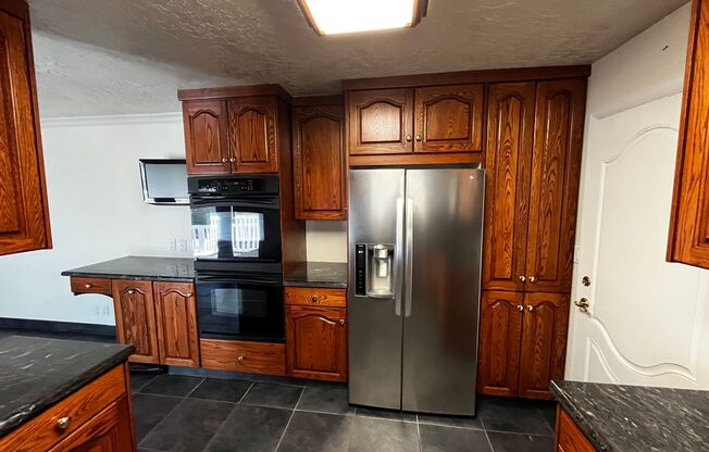 Beautiful 6 Bedroom/4 Bathroom in Centerville