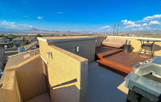 Fabulous home with Rooftop Deck!