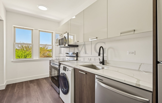 2 beds, 1 bath, $2,295, Unit 1555 - 408