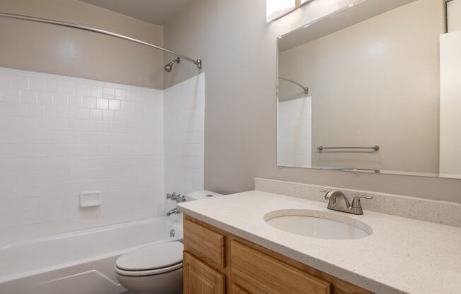 Stratford Hills Apartments Classic Bathroom