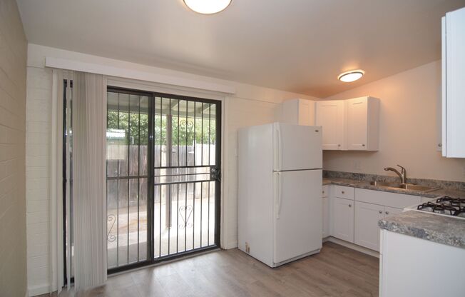 Remodeled 2 Bedroom 1 Bath Triplex! Close to the UofA!