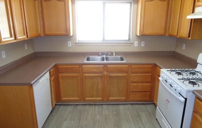 3 beds, 3 baths, $1,595