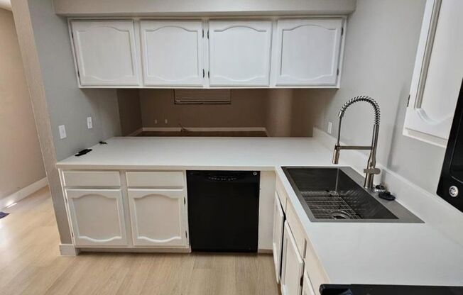 1 bed, 1.5 baths, $1,200, Unit # B