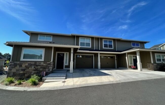 Stylish 3 Bedroom Duplex with Scenic Views and Modern Amenities: Your Perfect Redmond Retreat