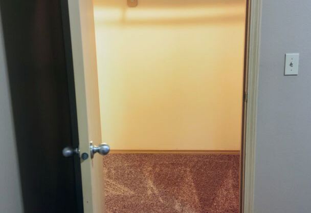 3 beds, 2 baths, 1,172 sqft, $1,695, Unit 253