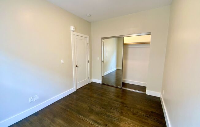 LUXURIOUS Marina 1BR. IN-UNIT LAUNDRY! DISHWASHER! HARDWOOD!