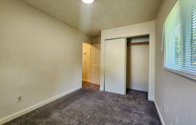 2 beds, 1 bath, $995, Unit 331 Murray Street